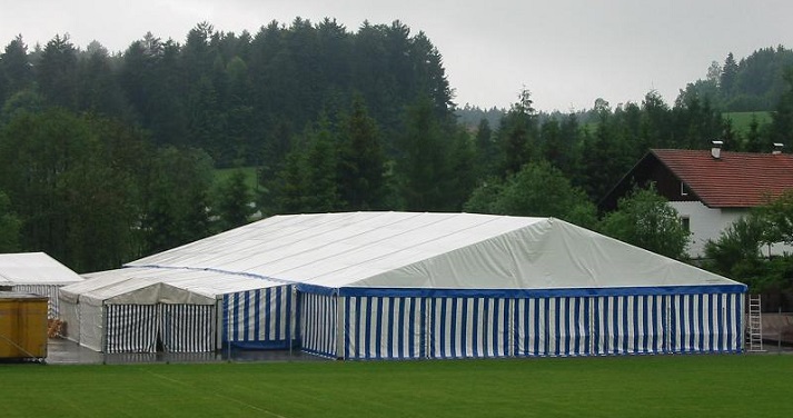 Dachplanen mit blauem �berhang